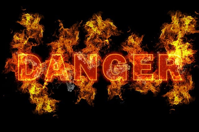 불꽃모양으로 디자인 한 DANGER 글자