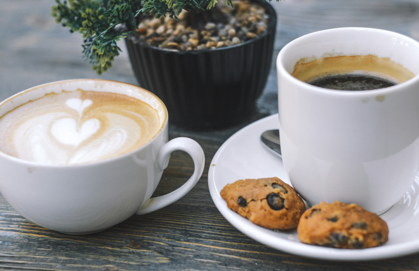 맛있는 베이킹 음료와 함께 더 맛있게 즐기는 법 - 음료와 함께 보이는 사진