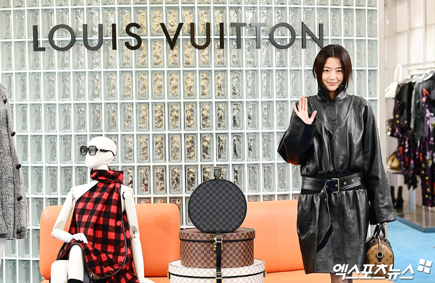 전지현 루이비통 팝업 행사 포토월 앞 단발 스타일링