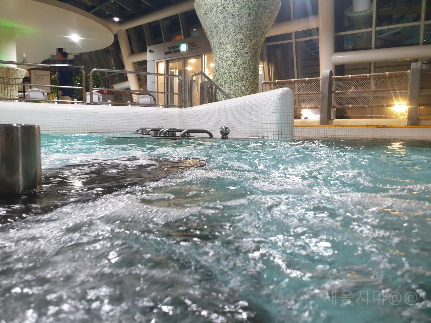 실내-워터파크-자쿠지-스파-안에서