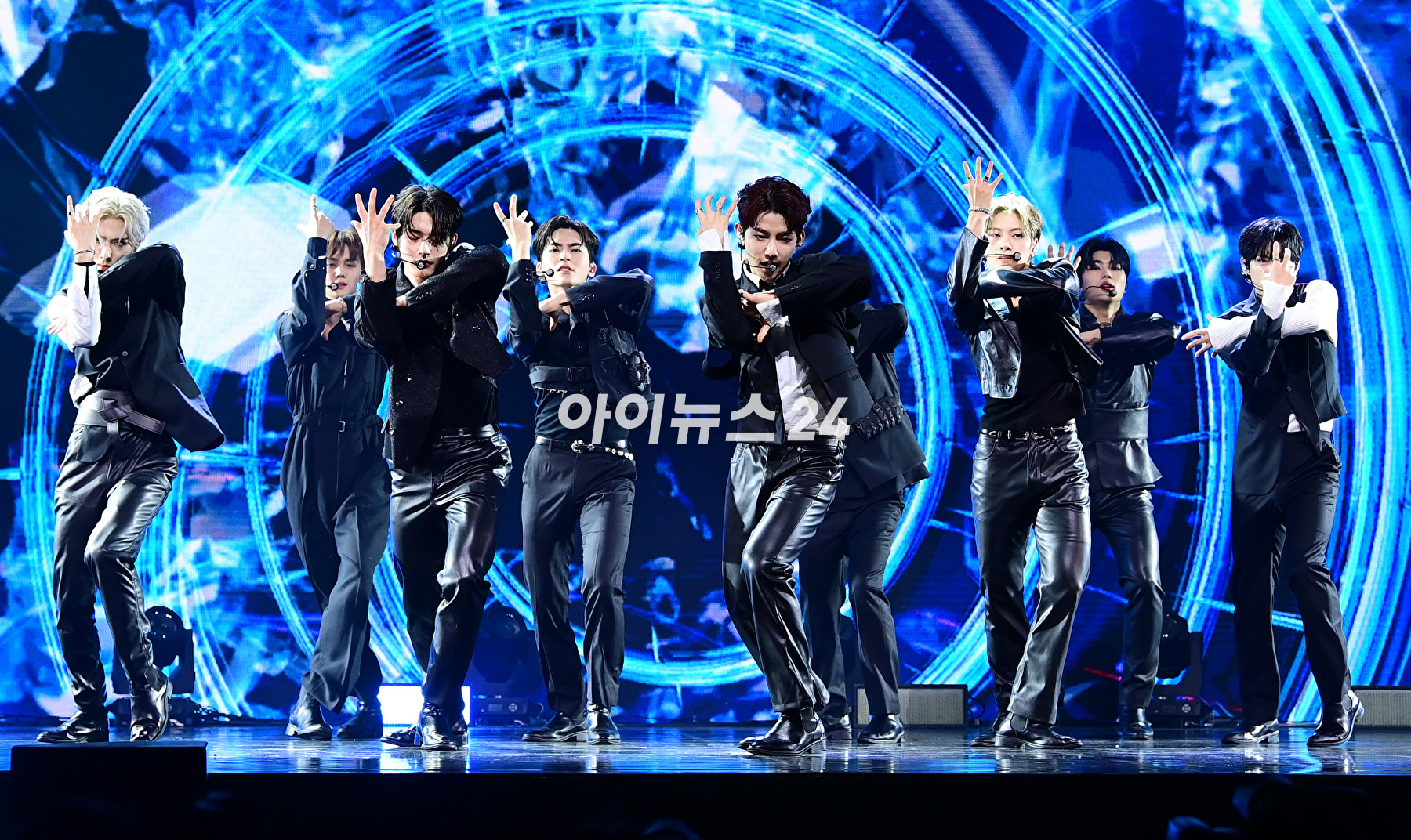 그룹 제로베이스원(ZEROBASEONE)이 5일 오후 서울 광진구 예스24라이브홀에서 열린 두 번째 미니앨범 &#39;멜팅 포인트&#39;(Melting Point) 발매 기념 쇼케이스에서 포토타임을 갖고 있다. [사진=정소희 기자]