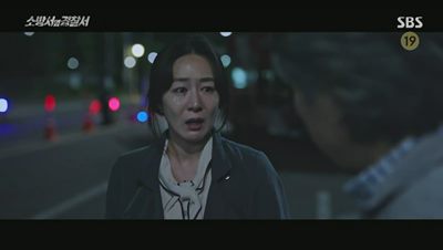 목격한 사고 상황을 경찰에게 알려주고 있는 어머니의 사진입니다.