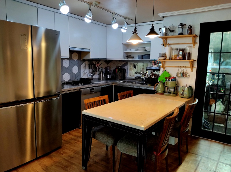 검정색 식탁에 맞춰 싱크대도 검정으로 리폼