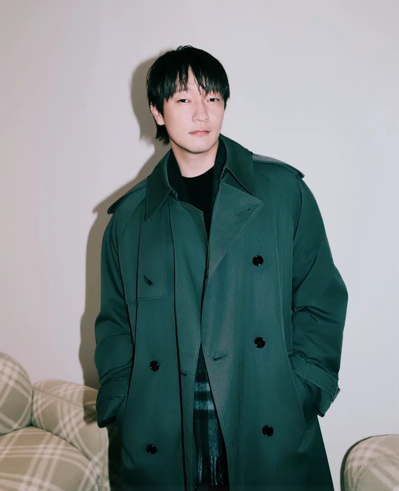 손석구 버버리, 손석구 패션, 버버리 트렌치코트, 2025 체크 트렌드, 버버리 윈드브레이커, 버버리 런던 패션위크, 남성 패션 트렌드, 버버리 캠페인, 버버리 런웨이 스타일