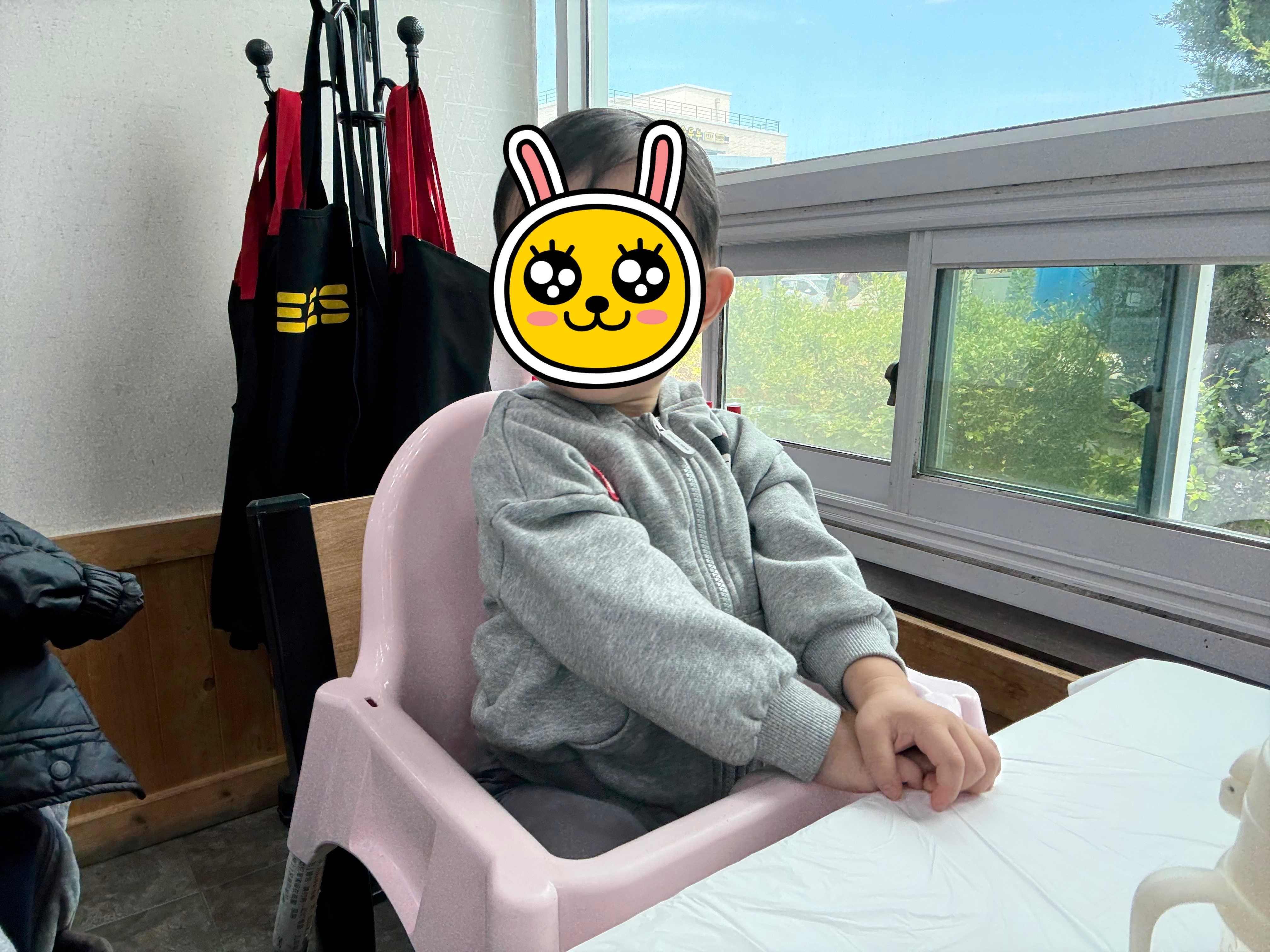 아기가 앉아서 밥 기다리는 사진