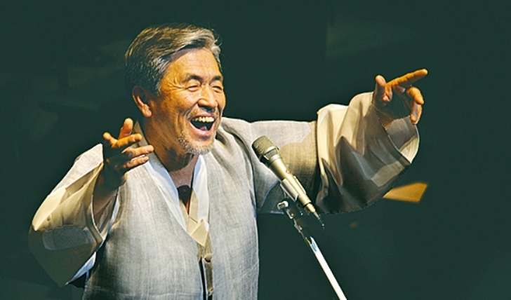 무대에서 열창하는 소리꾼 장사익의 공연 모습