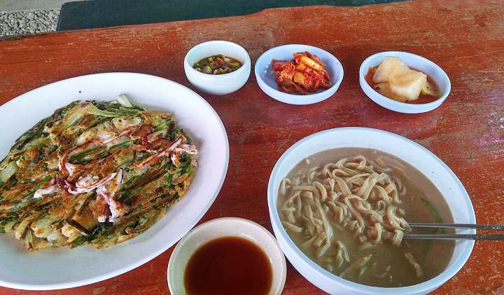 백반기행 조성모 편 곡물 칼국수 발반죽 우리밀 손칼국수 소머리수육 해물파전 경주 맛집 소개