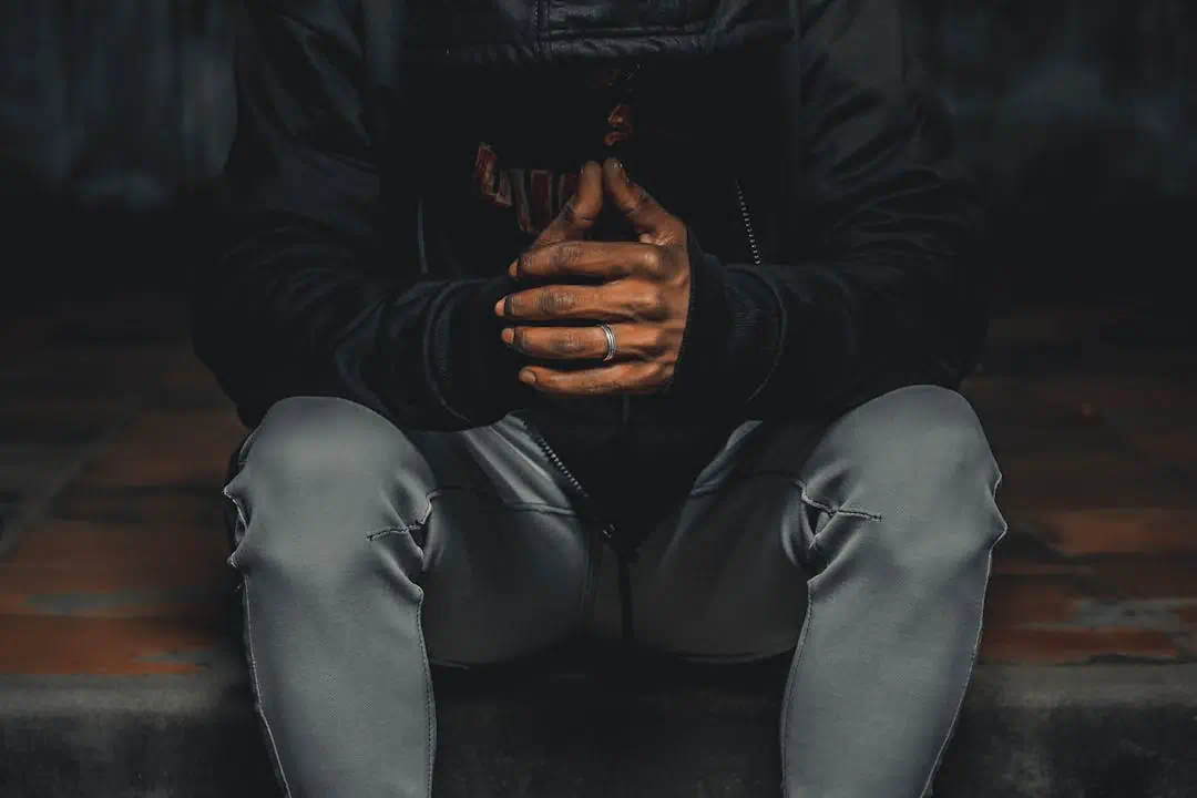 고민에 빠져있는 남성의 모습