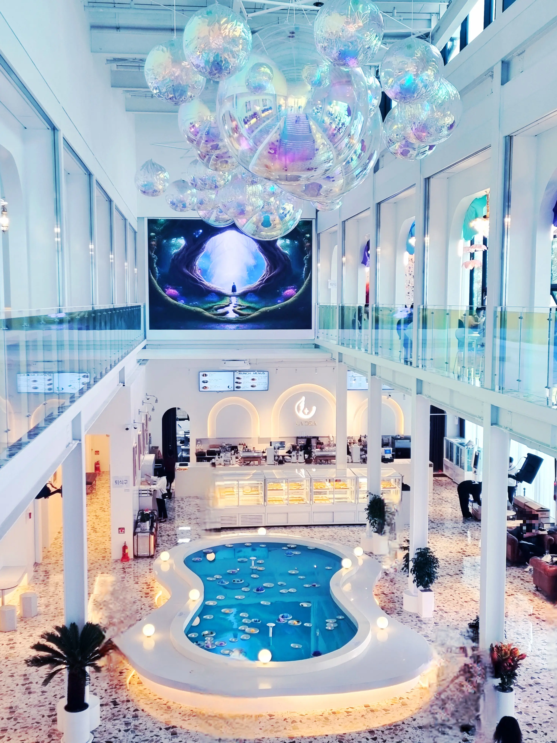 김포 라데아 카페: 깔끔한 감성과 야외 숲 정원의 편안함