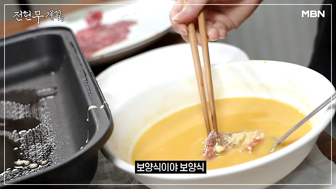 이모님이 룸 앞에 서서 얇게 썬 한우 암소 고기를 찹쌀가루와 달걀물을 묻혀 즉석에서 바로 육전을 부치는 모습