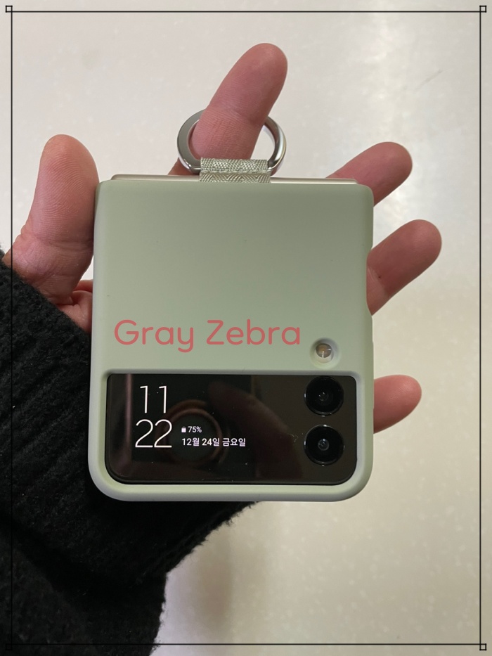 갤럭시 Z 플립3 삼성정품 케이스 손에 낀 모습