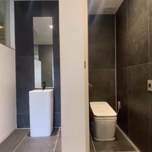 변기와 세면대가 분리 되어 있어 편리하다.