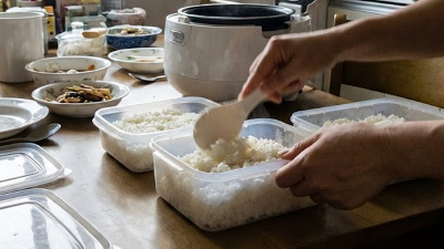 해동된 밥 푸는 모습