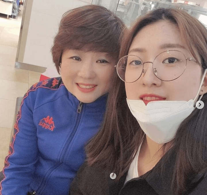 안산의-과거-시절-긴머리와-안경을-착용하고-어머니와-다정한-모습을-보이고-있다