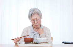 음식이 삼키기 어렵다