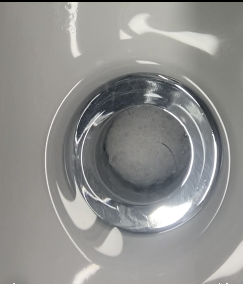 발포 배수구 크리너 넣고 뜨거운물부어서 거품이 올라오는 모습