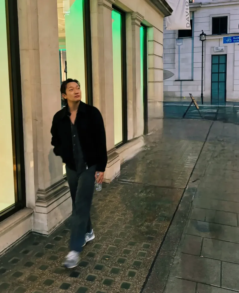 손석구 버버리&amp;#44; 손석구 패션&amp;#44; 버버리 트렌치코트&amp;#44; 2025 체크 트렌드&amp;#44; 버버리 윈드브레이커&amp;#44; 버버리 런던 패션위크&amp;#44; 남성 패션 트렌드&amp;#44; 버버리 캠페인&amp;#44; 버버리 런웨이 스타일