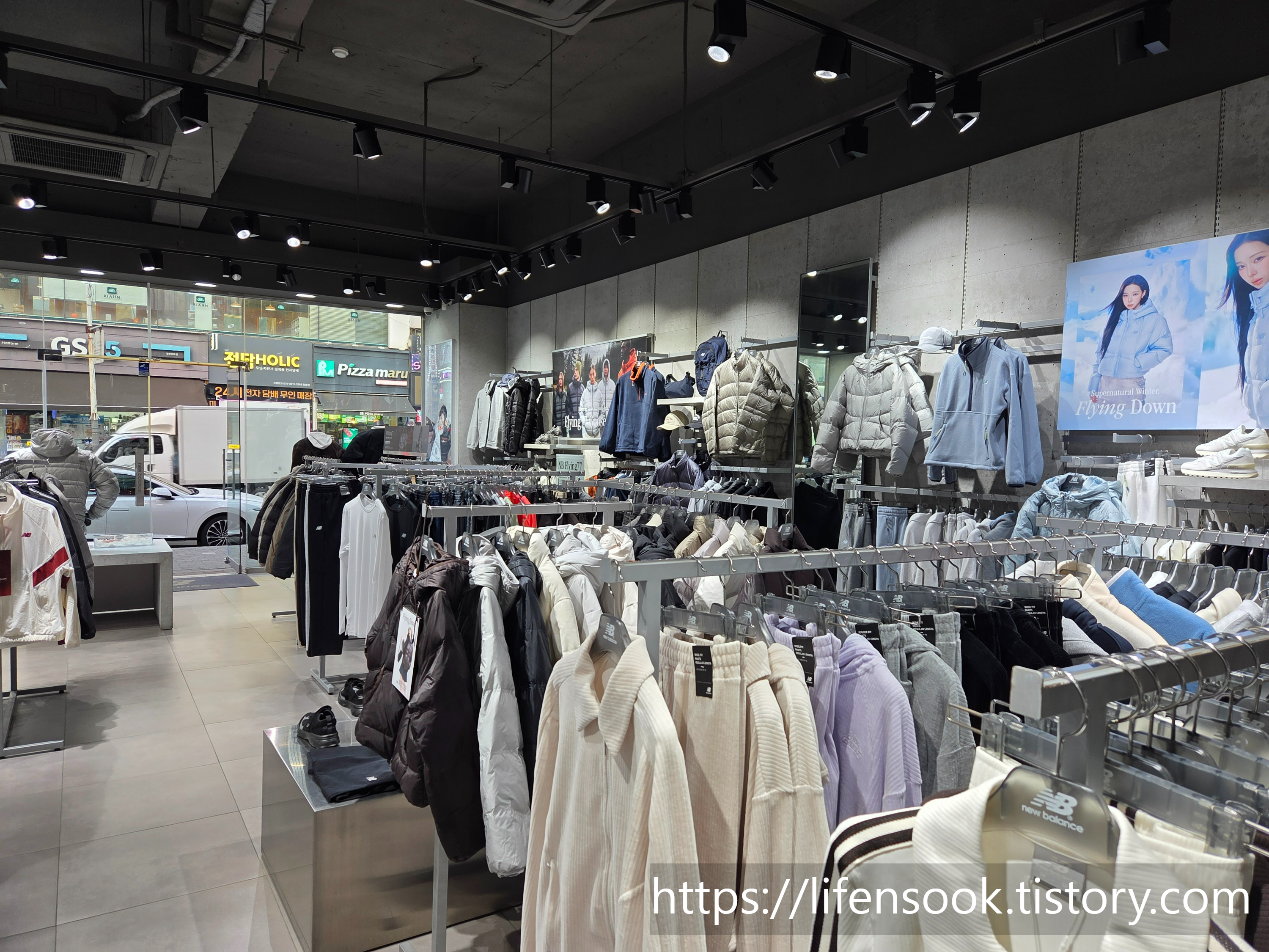 뉴발란스 시화점 내부 1