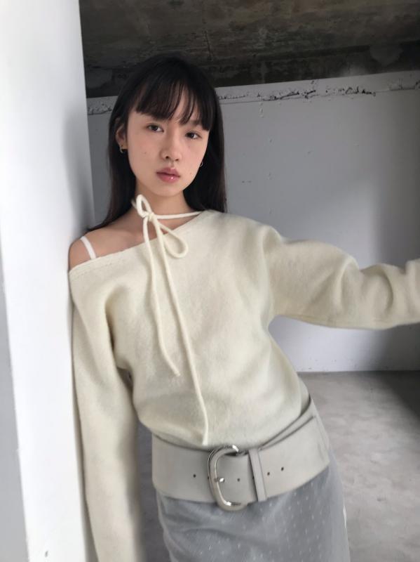 We are 위아 시소 니트 오프숄더 언발 네크 리본