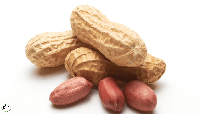 땅콩겉껍질을-까지않은-것이-3개-겉껍질을-제거한-땅콩3개가-있다