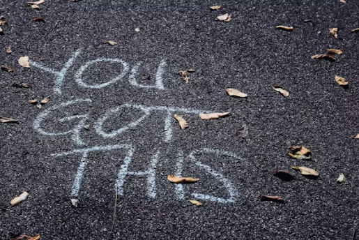 도로 위에 YOU GOT THIS라고 적힌 사진