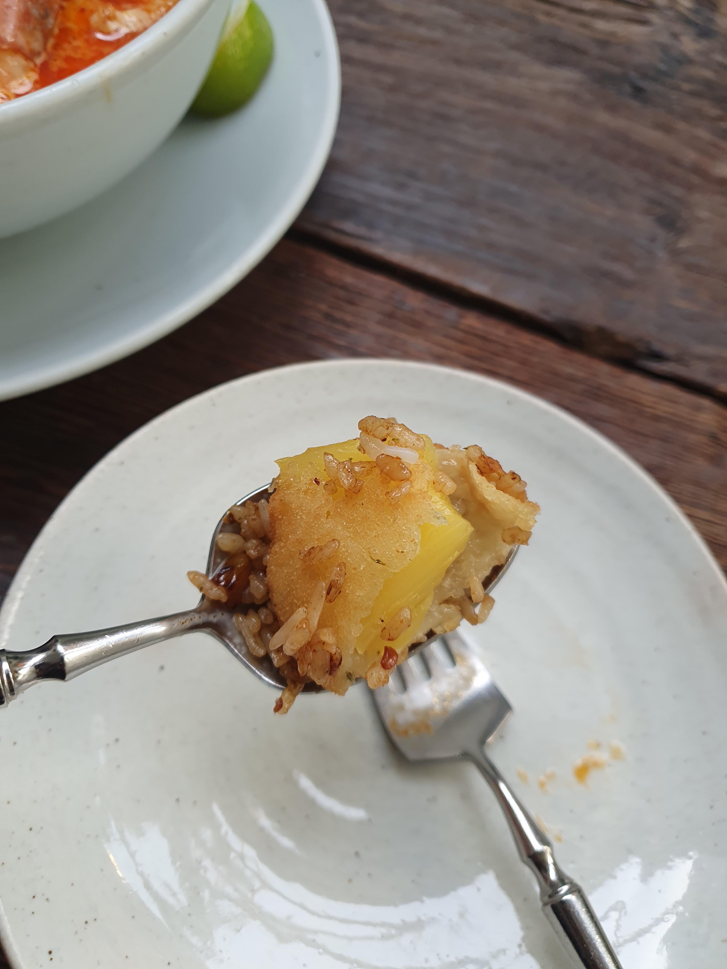 태국 요리전문점 치앙마이 방콕 메뉴 파인애플 포크 라이스 한숟가락