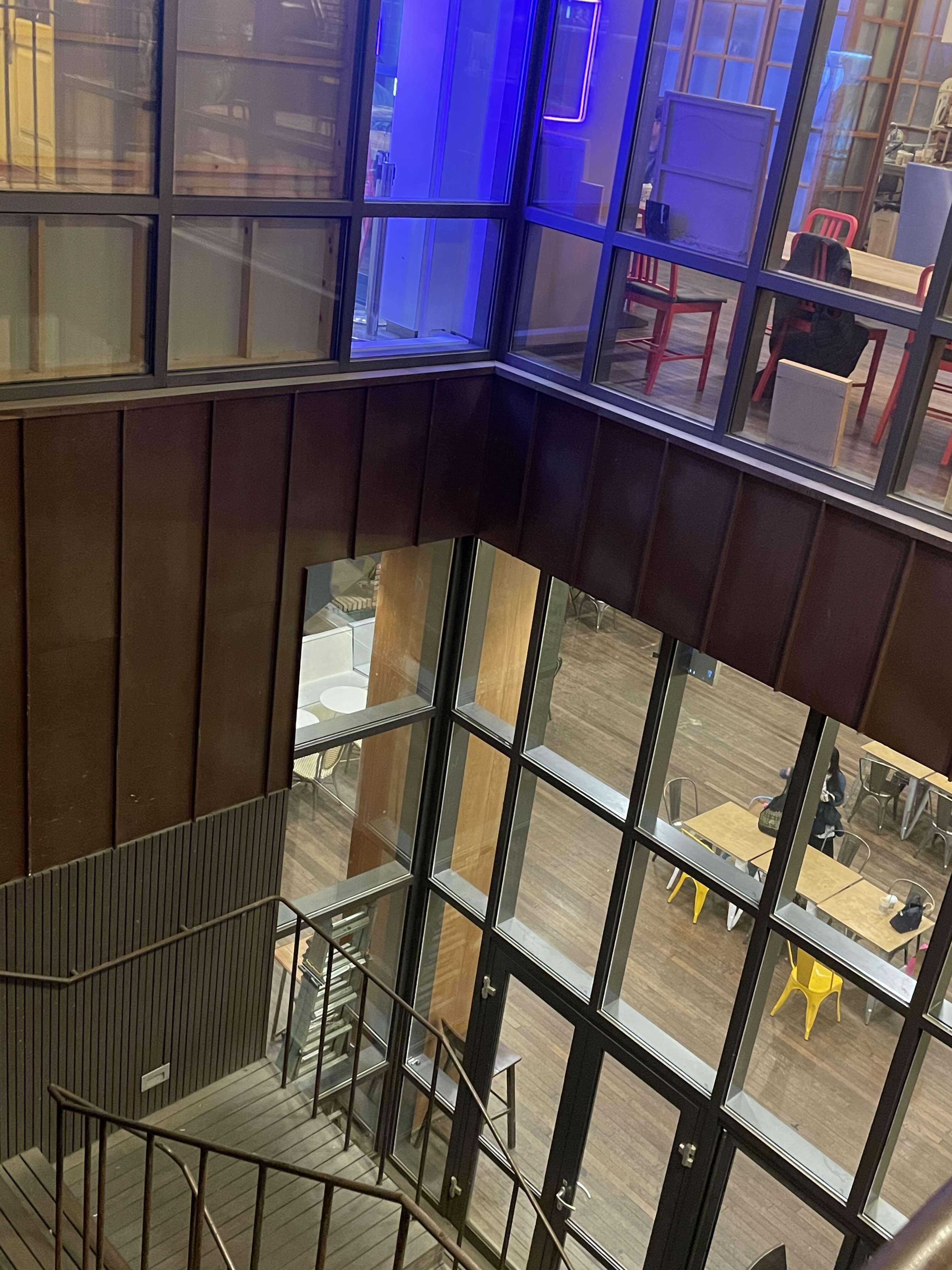 지하로 내려가는 길 계단 사진