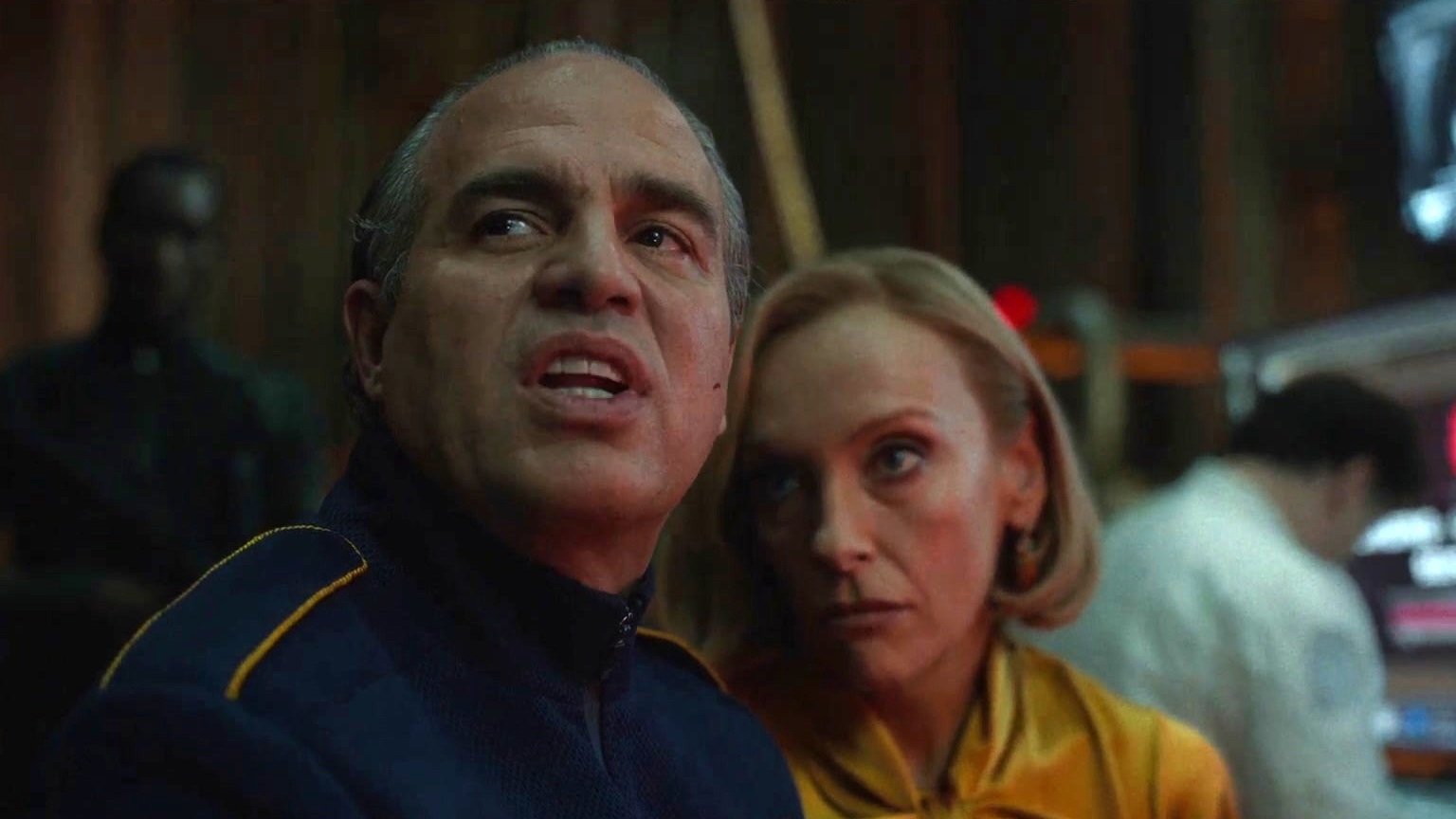 미키 17 빌런
좌측에 독재자 캐릭터가 무언갈 지시하고 있고, 우측의 독재자의 아내가 독재자와 같은 곳을 바라보고 있다