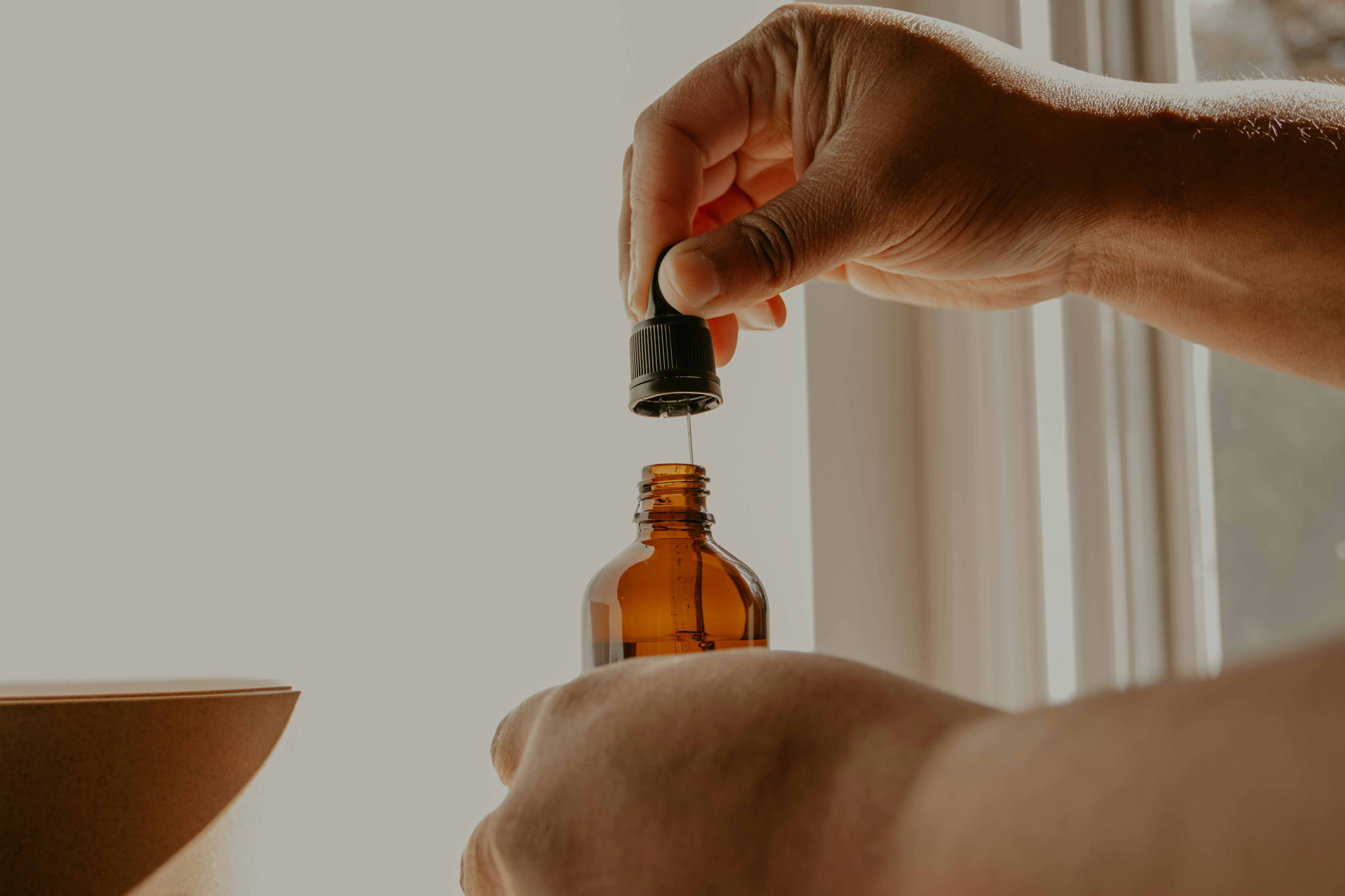 피부에 적용하는 에센셜 오일: 안전 사용법과 주의사항