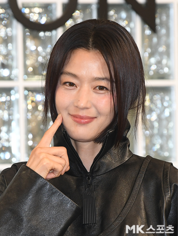 전지현 단발 디테일 클로즈업&amp;#44; 미디엄 길이의 자연스러운 C컬 헤어