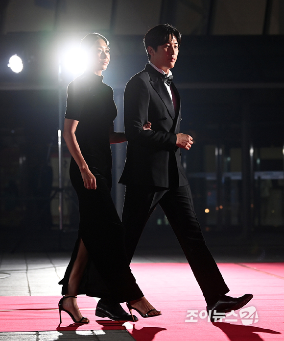 배우 장신영-강경준 부부가 29일 오후 경기도 일산 킨텍스에서 열린 '2022 APAN STAR AWARDS' 레드카펫에 참석해 포즈를 취하고 있다. [사진=조이뉴스24 포토DB]