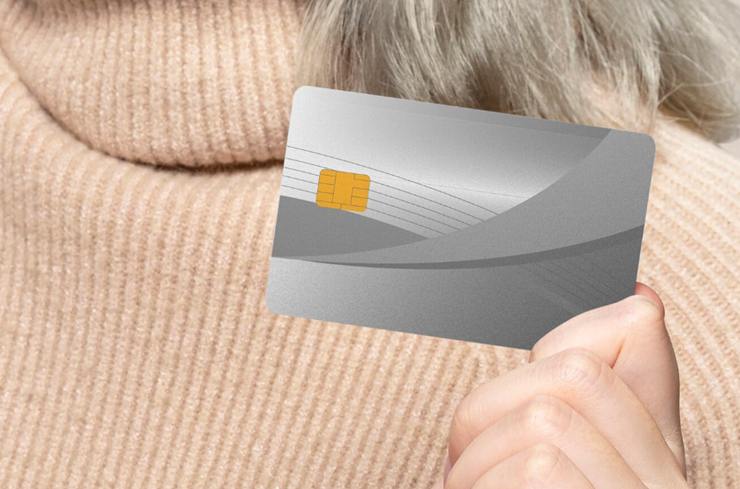 카드를 들고있는 여자