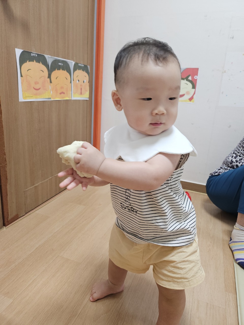 11개월 아기 어린이집에서 밀가루 반죽을 들고 있는 사진