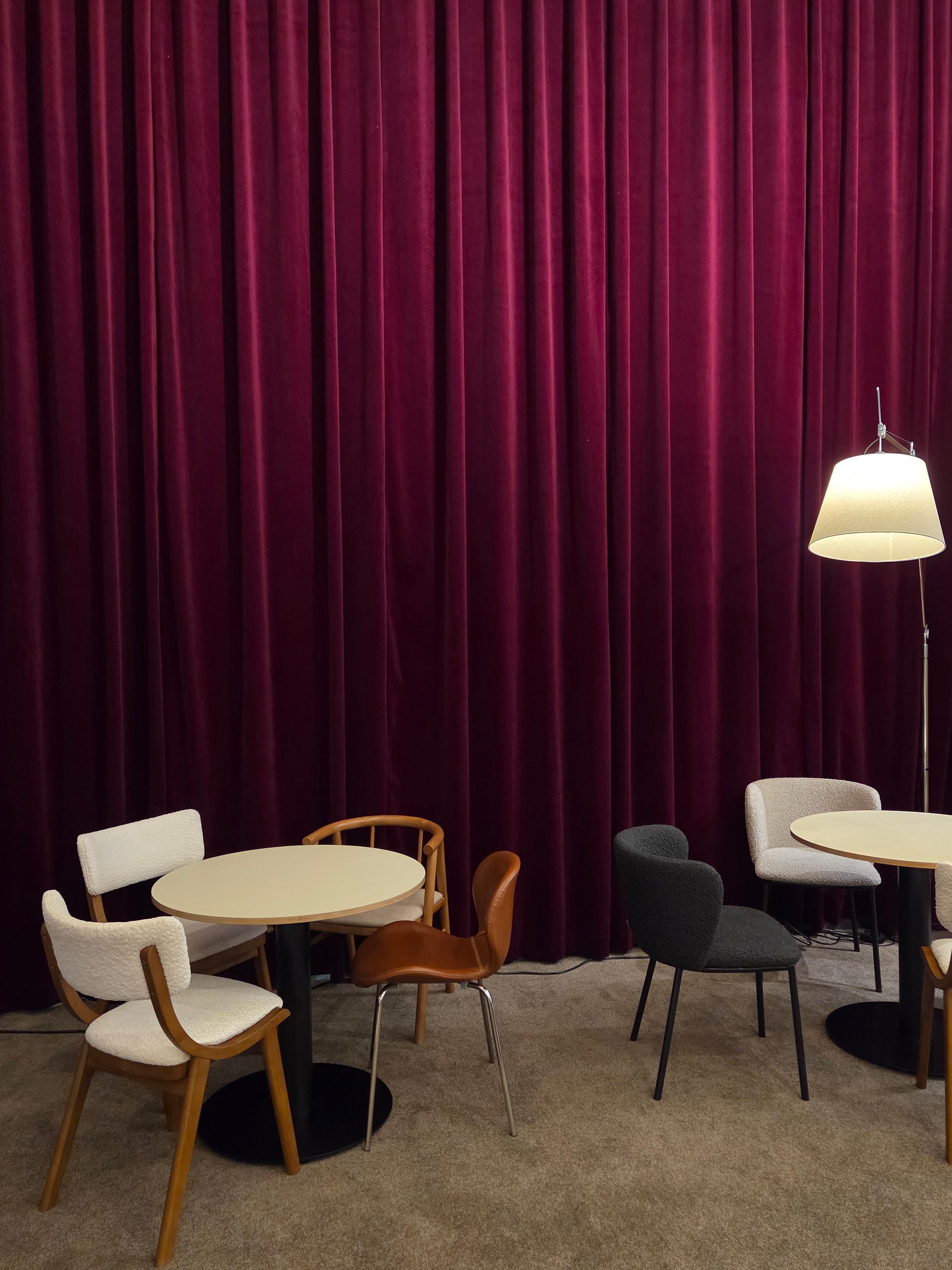 크레스타운 커피 마곡코엑스점 내부 좌석 공간, 와인 컬러 커튼과 우드 가구가 어우러진 감각적인 인테리어