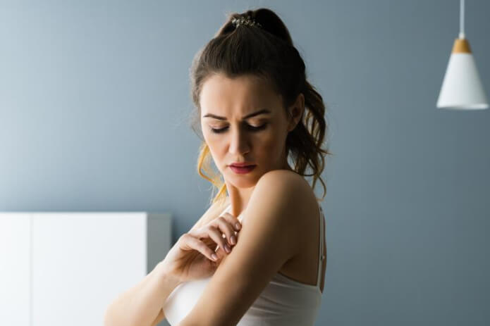 피부가-가려운-사람