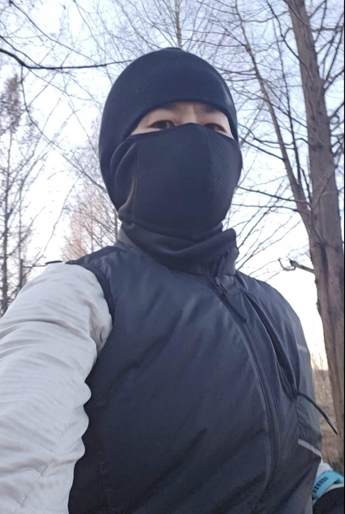 겨울 러닝을 위해 비니와 넥워머를 착용하고 목과 얼굴을 감싼 모습
