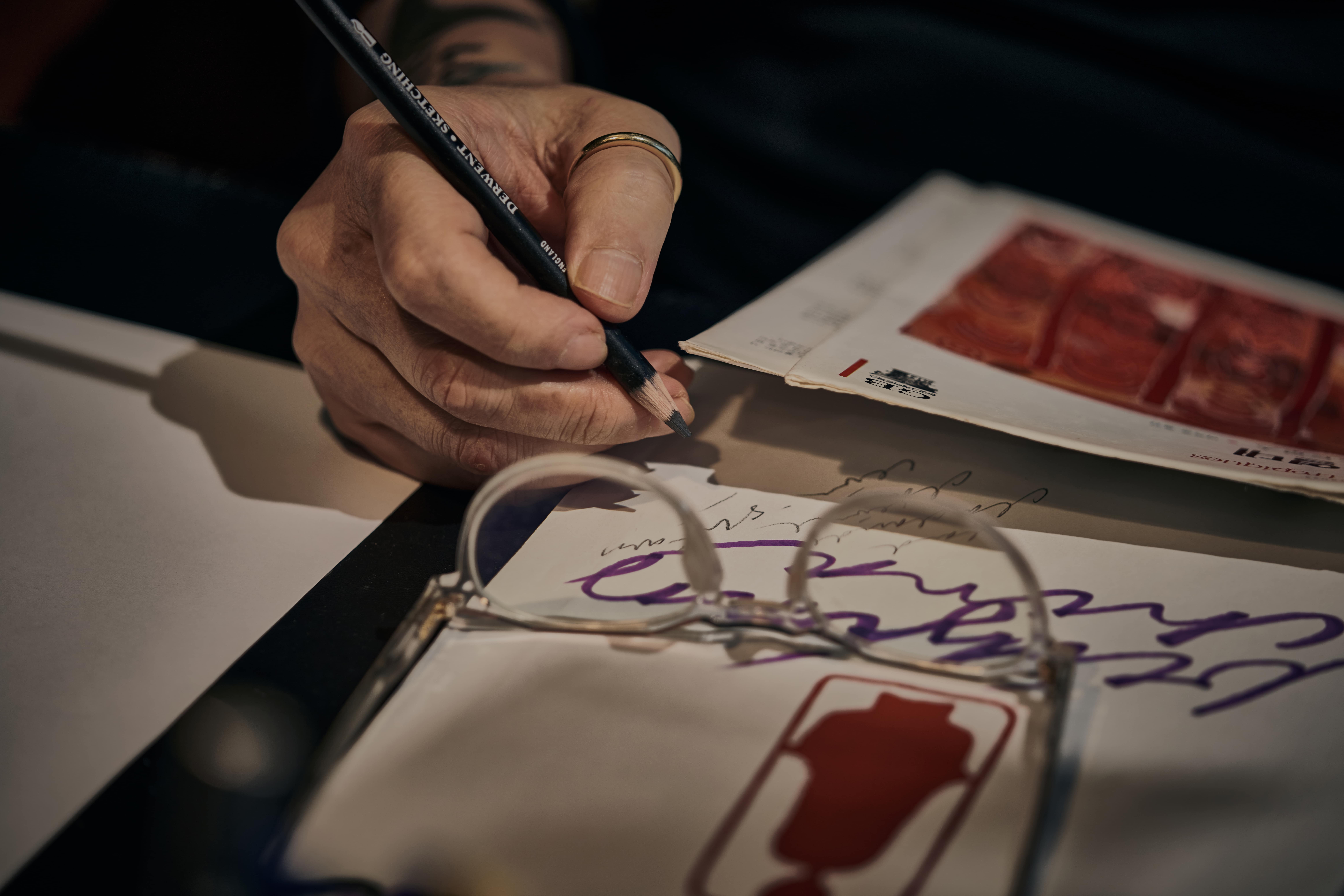 작업 중인 김중만 작가