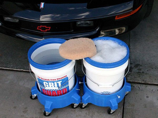 세차를-위해-준비된-두개의-물통