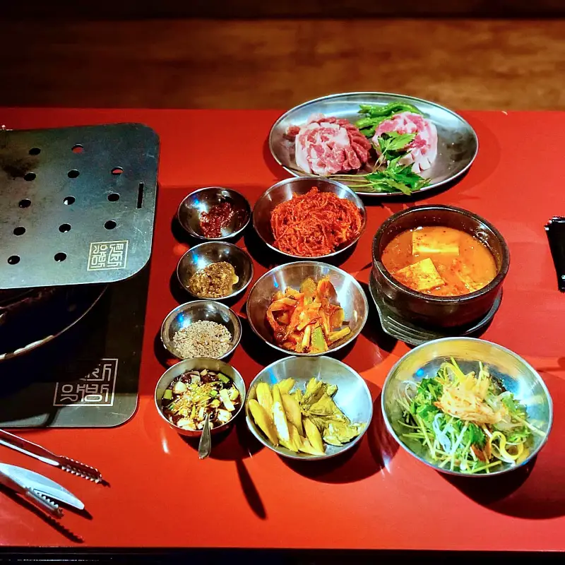 줄서는식당 권율 추천 누룩발효삼겹살, 30일 드라이 에이징 숙성 삼겹살 당귀 쌈 맛있는 식당 신사동 숙성고기 고깃집 맛집 소개