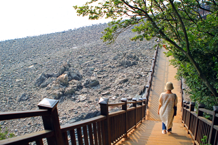 계단길로 한여인이 걸어내려가고 있다