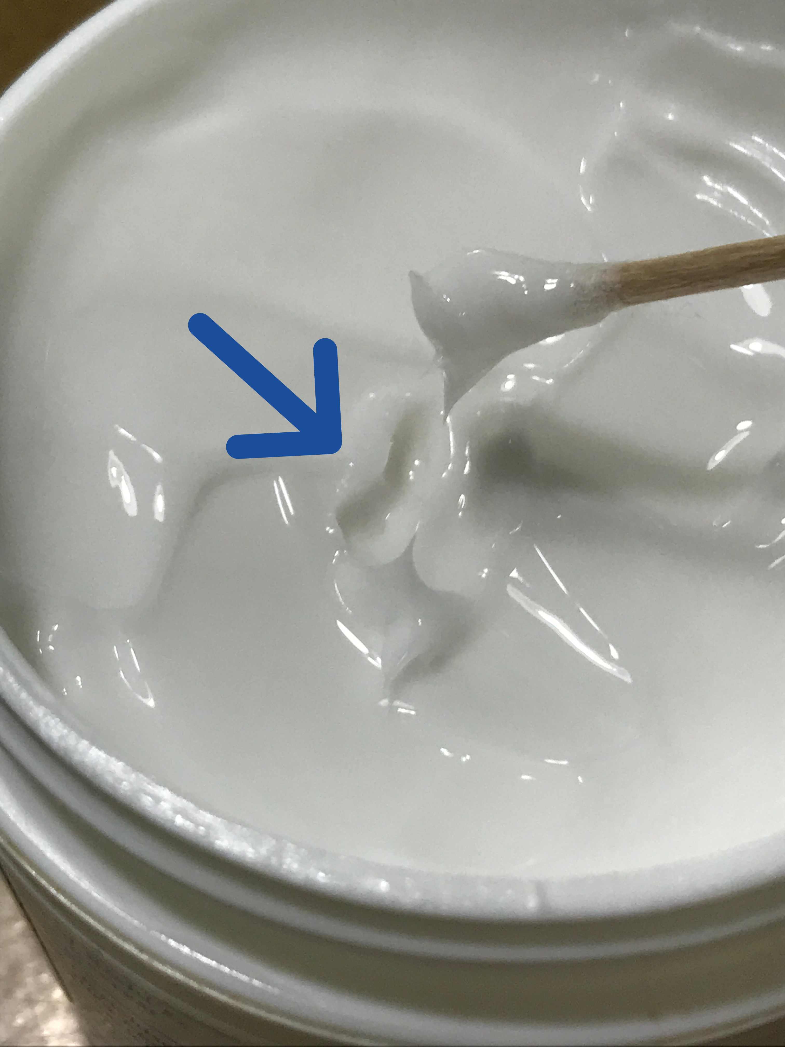 키엘 크림 질감. 면봉으로 크림을 떠보는 모습입니다.