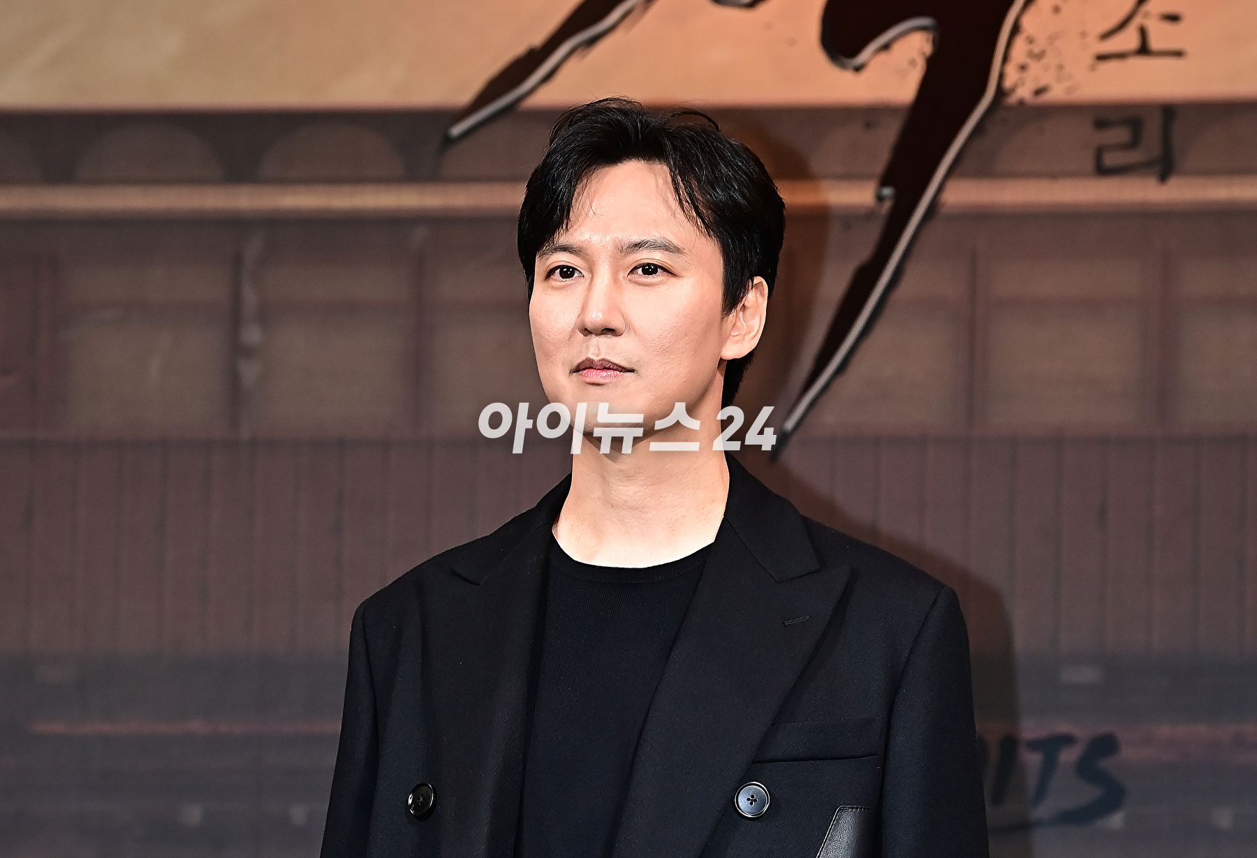 배우 김남길이 19일 오전 서울 중구 엠배서더 서울 풀만에서 열린 넷플릭스 '도적: 칼의 소리' 제작발표회에서 포토타임을 갖고 있다. [사진=곽영래 기자]