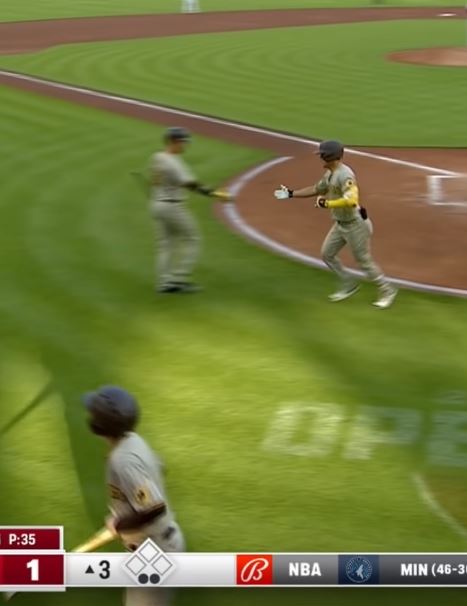 홈에 들어와 다음 타자와 하이파이브하는 김하성