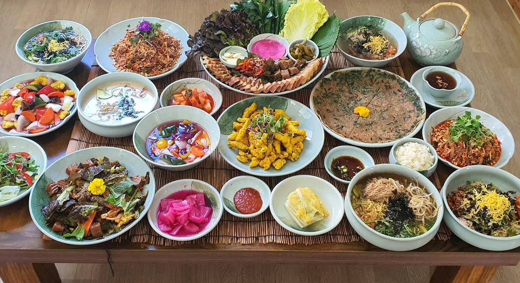 푸짐하게 차려진 오늘N 도토리요리한상