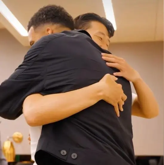 손흥민-솔란케-포옹