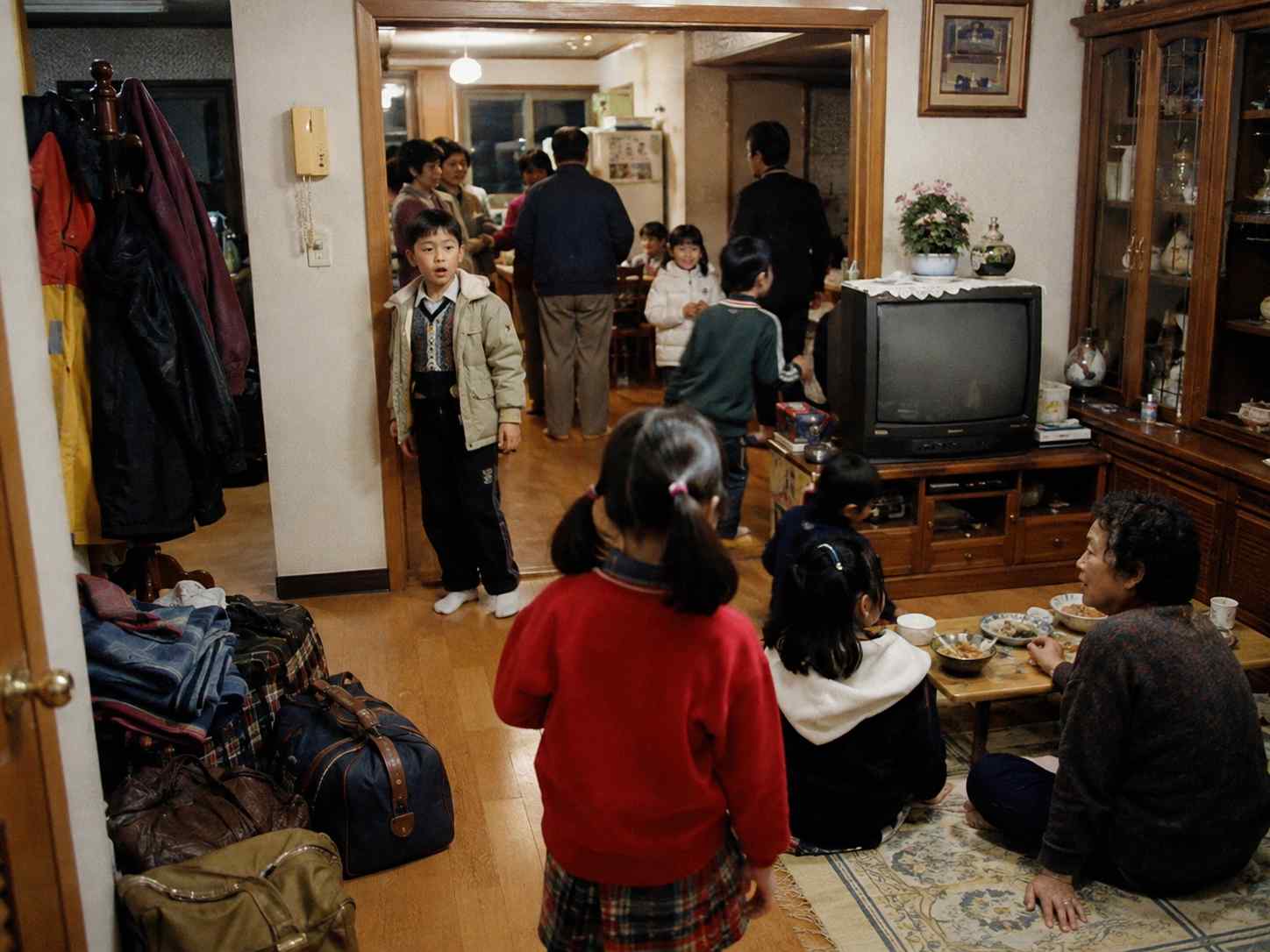 명절 저녁 친척집 거실에 모여 잠자리를 준비하는 아이들의 모습