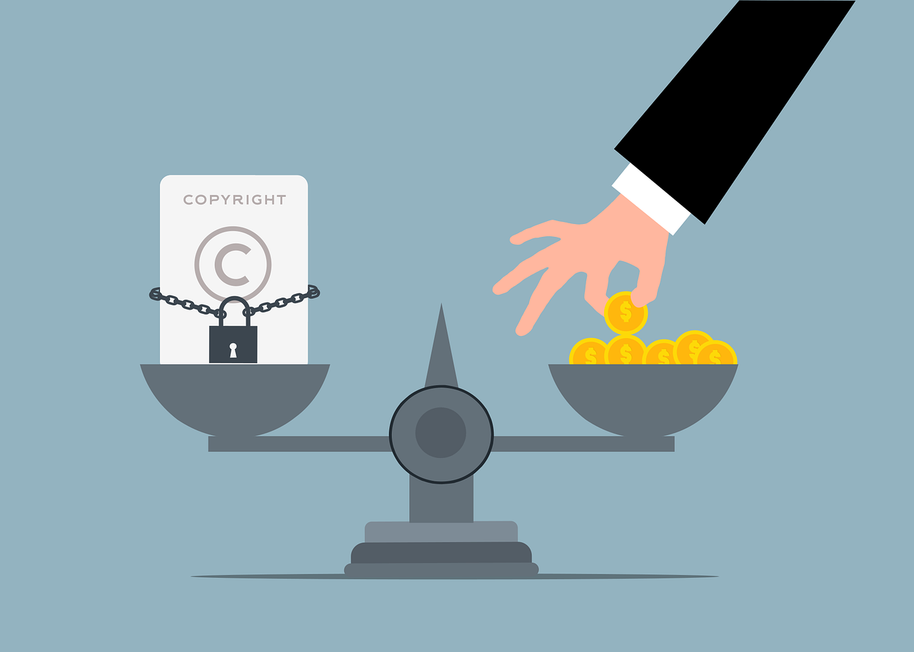 저울에 금융에 관련된 그림이 담긴 사진