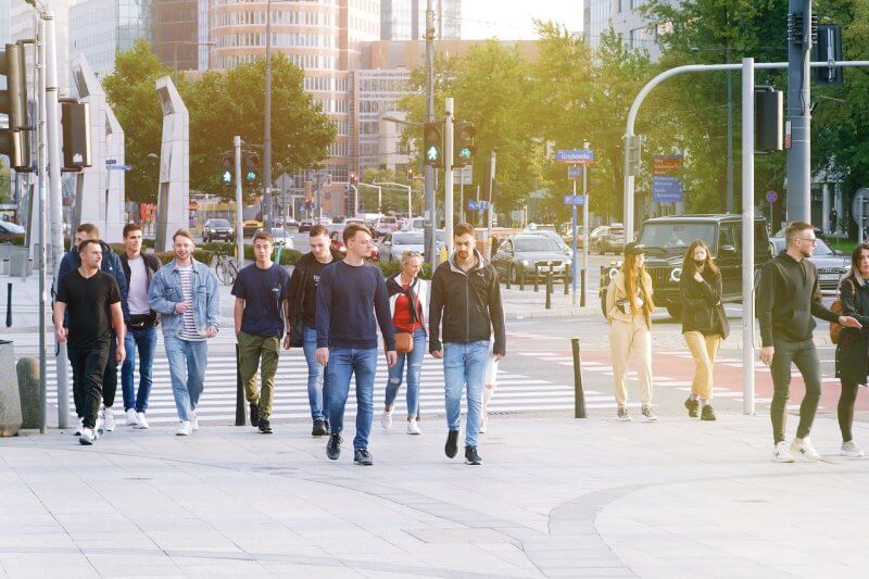 횡단보도를-건너고-있는-보행자