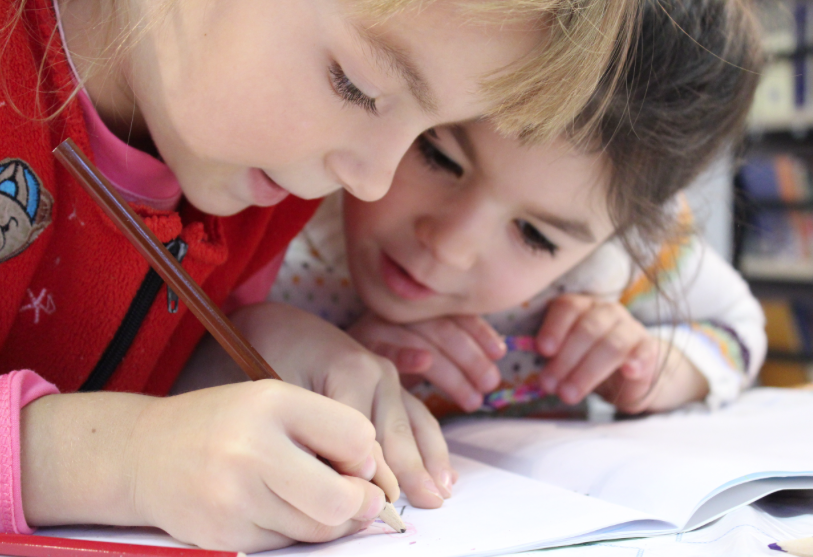 노트에 필기중인 아이들