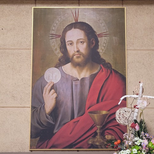 수원교구 광명시 광명성당 안에 있는 예수 그리스도 성화입니다. 예수님께서 왼손에는 성혈이 들어있는 성작과 오른손에는 성체를 들고 계시고 있습니다.